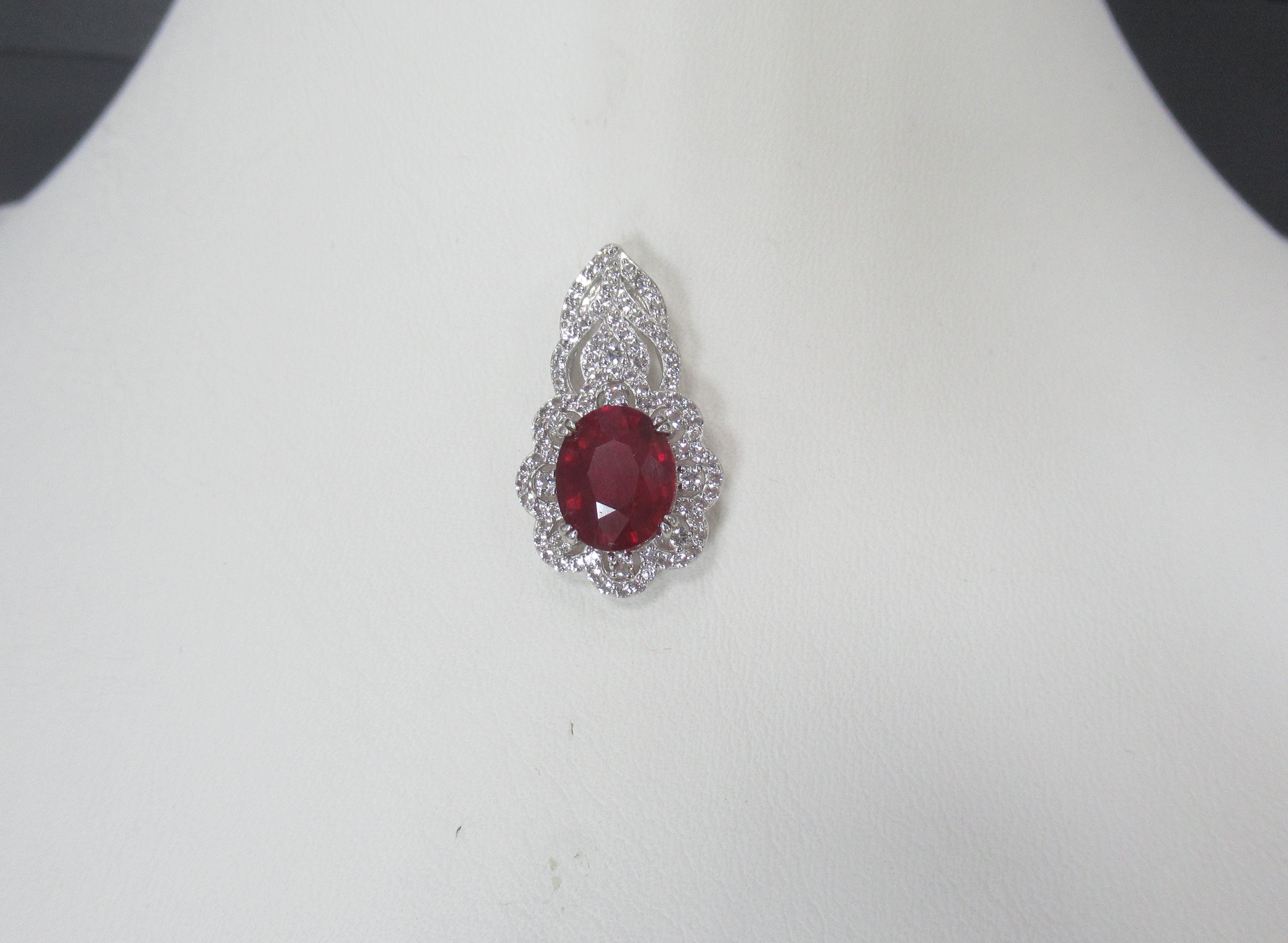 Серебряная подвеска с рубином